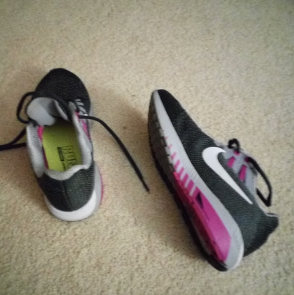 Woman's Nikes tennis shoes 6.5 - Picture 2 of 3